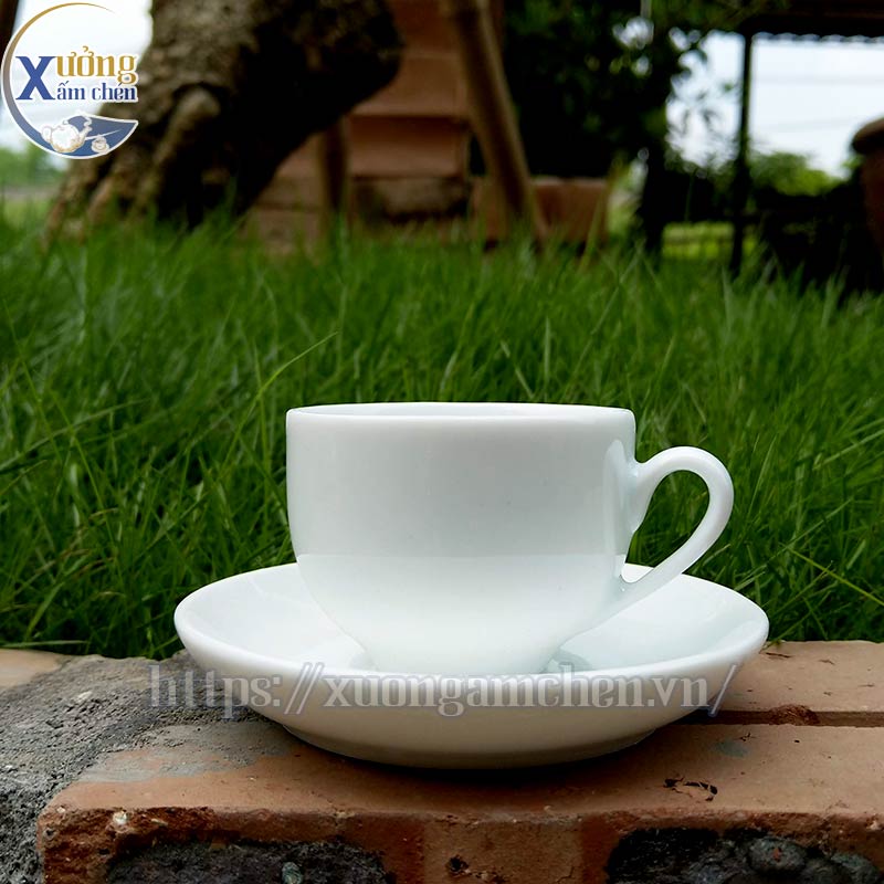 Chén trà được thiết kế hài hòa, đồng bộ về chất lượng, kiểu dáng và kích thước với ấm trà